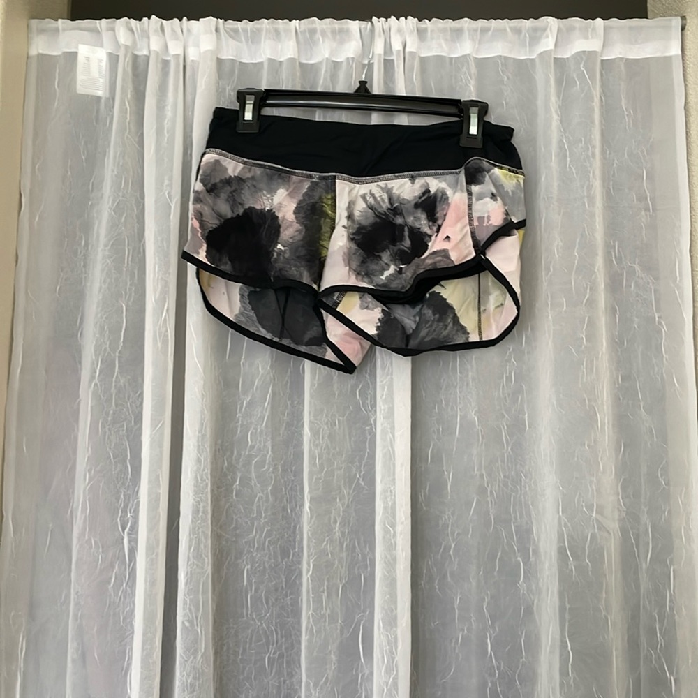 Lululemon Hotty Hot 2.5” Shorts size 6